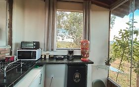 Chalé charmoso e aconchegante, pertinho da cidade.